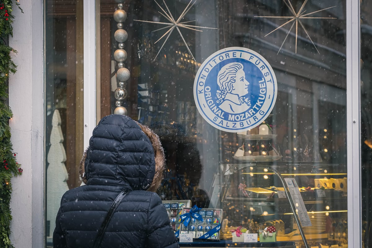A customer at the Konditorei Furst shop window, where the original Mozartkugel is still made