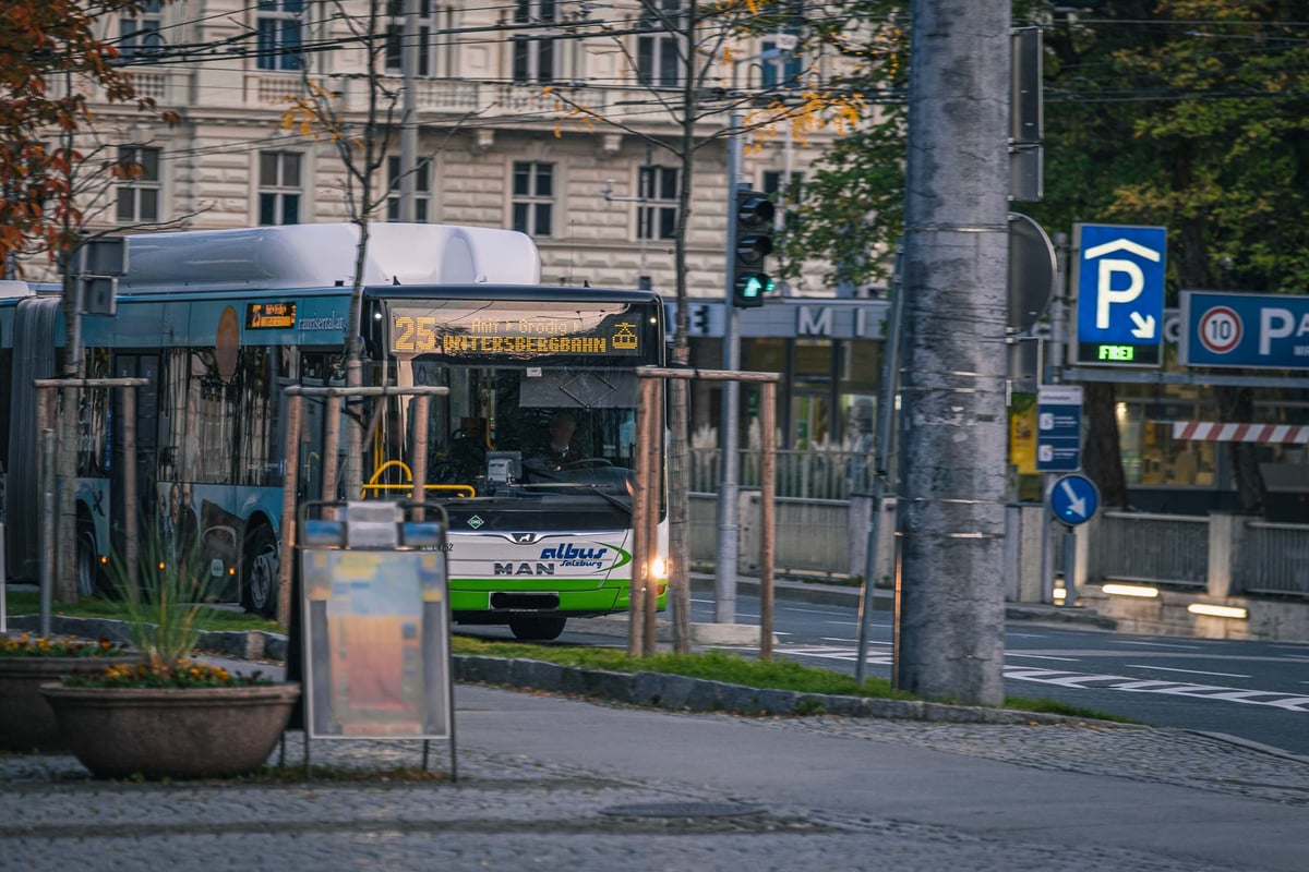 Bus 25 to Untersbergbahn passing Mirabellplatz in evening light in Salzburg