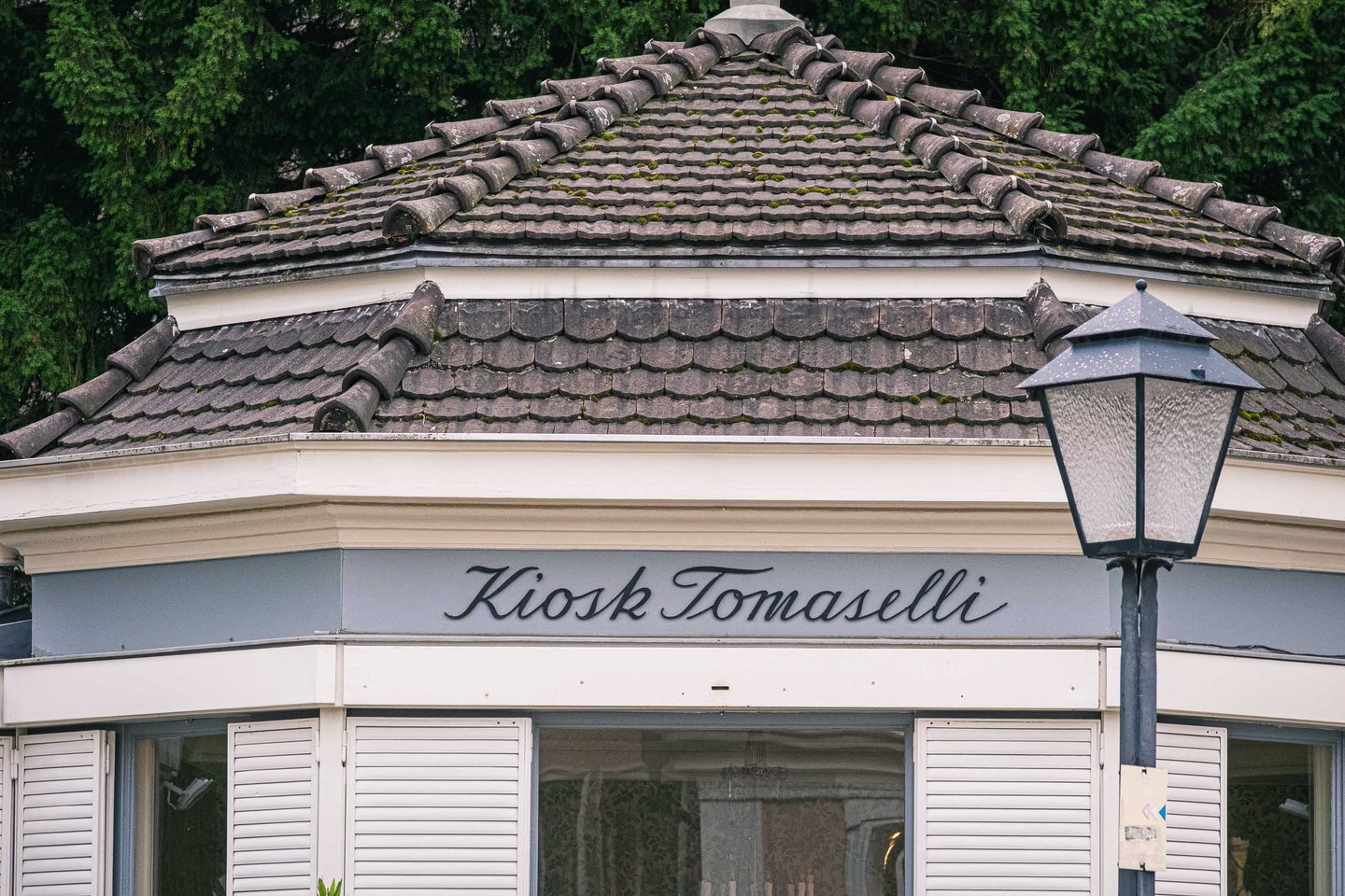 The Kiosk Tomaselli pavilion at Alter Markt with its tiled roof and Kiosk Tomaselli signage