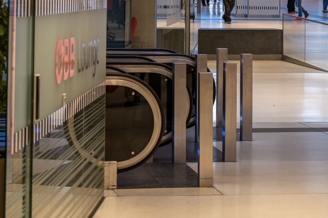 OeBB Lounge signage and escalator entry inside Salzburg Hauptbahnhof.